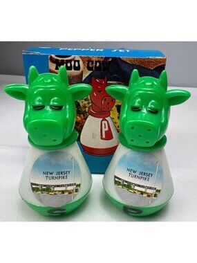 Moo Cow Salt & Pepper Shakers Green Plastic Set Box New Jersey Turnpike